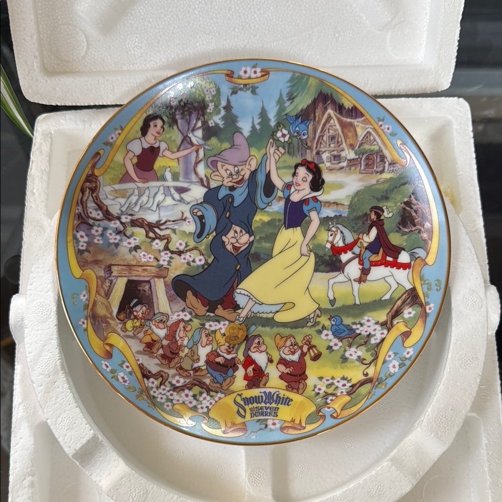 Disney Snow White Collector's Musical Plate